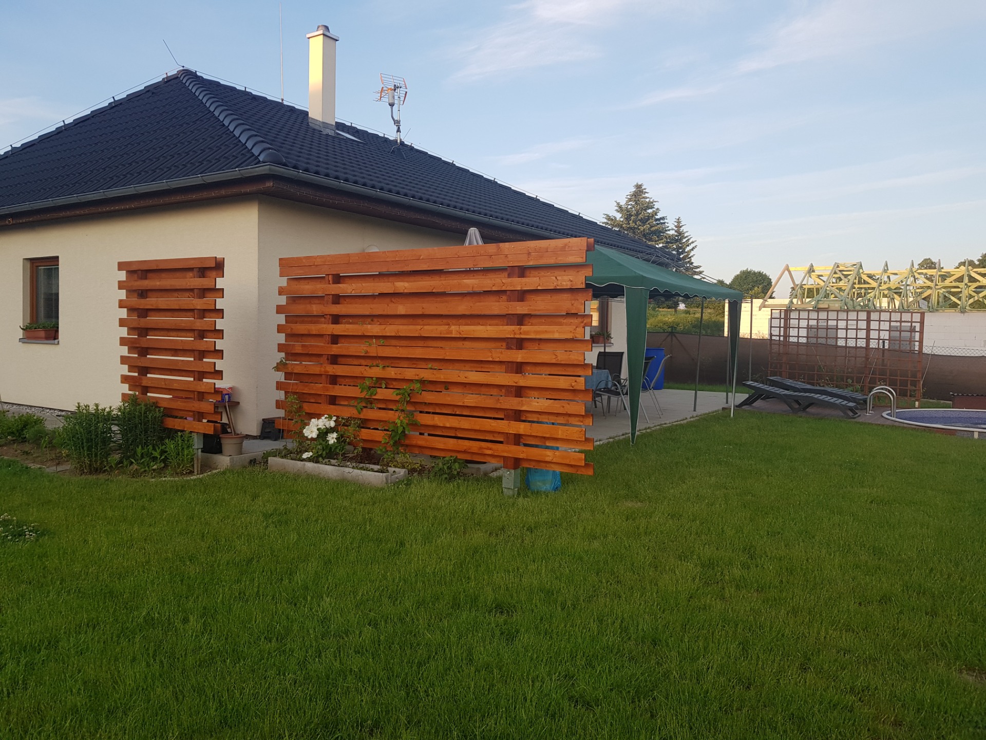 Zástěna proti větru a k vytvoření soukromí na terase