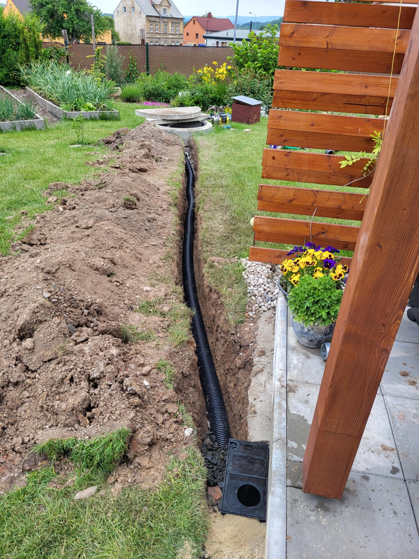 Výkop a propojení svodu dešťové vody do retenční nádrže
