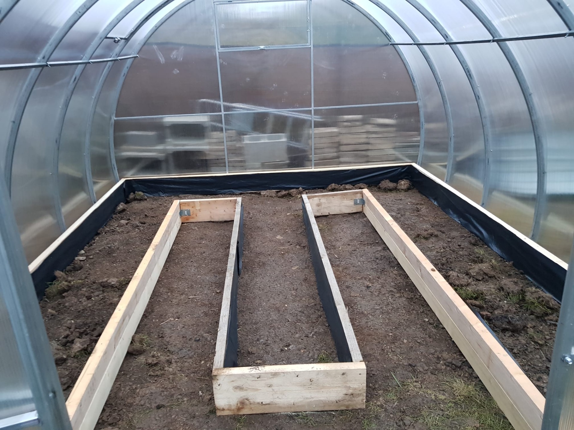 Vyvýšené záhony ve skleníku